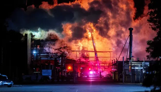 Kebakaran Besar di Kilang California, Warga Tidak Dievakuasi