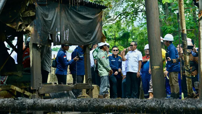 Warga Diajak Bahlil Bekerja di Sumur Rakyat dengan Gaji Lebih Besar dari PNS